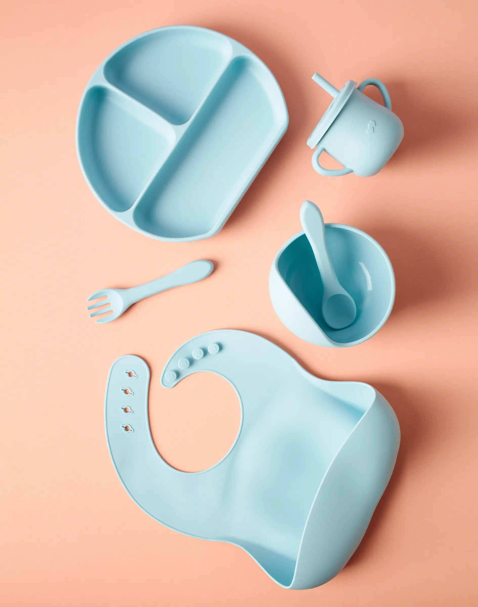 Baby Silikonlätzchen mit Teller, Tasse und Besteck